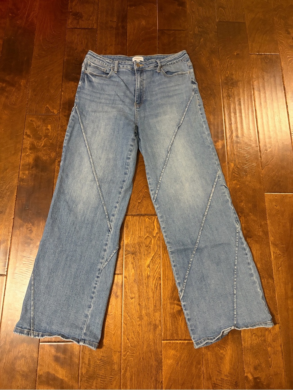 Women's Light Wash Wide-Leg Jeans with Diagonal Seams